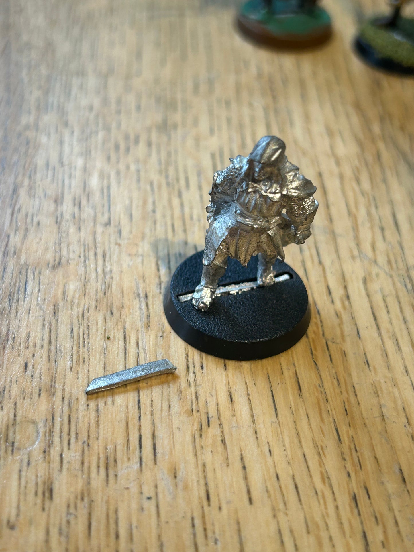 Metal Red Eye Mordor Uruk Hai LOTR - Warhammer / Lord of the Rings (weapon blade has broken off and needs fixing)