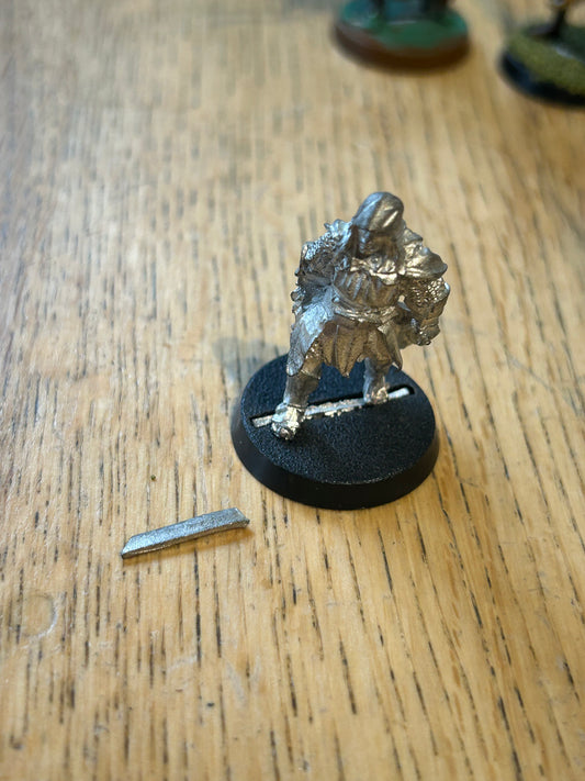 Metal Red Eye Mordor Uruk Hai LOTR - Warhammer / Lord of the Rings (weapon blade has broken off and needs fixing)