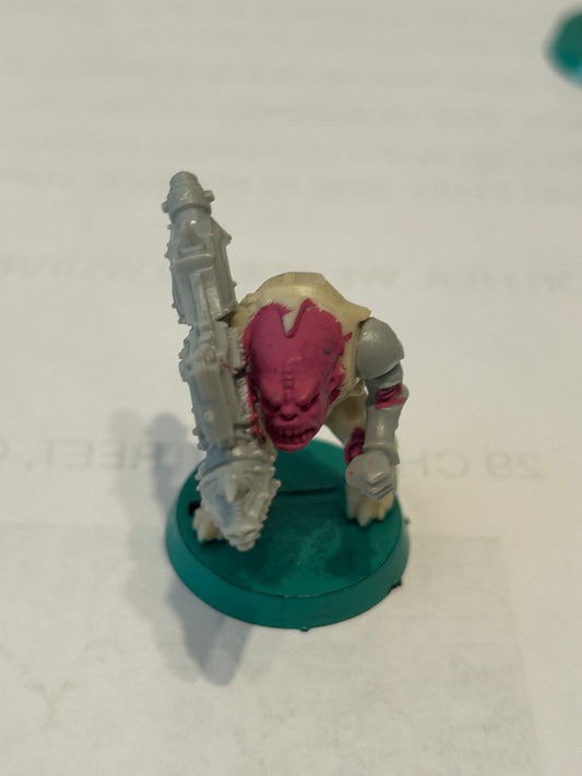 Warhammer 40k/ Rogue Trader Genestealer hybrid with heavy weapon plastic from space hulk expansion