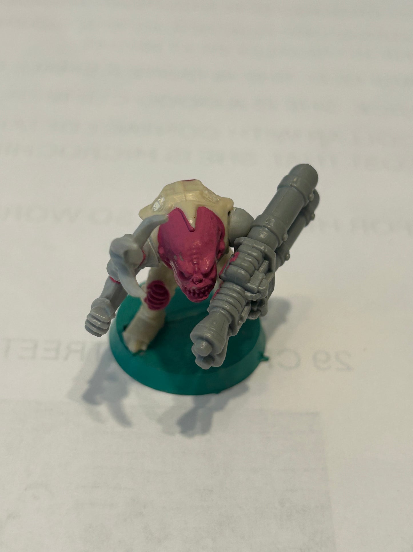 Warhammer 40k/ Rogue Trader Genestealer hybrid with non-original heavy weapon plastic from space hulk expansion