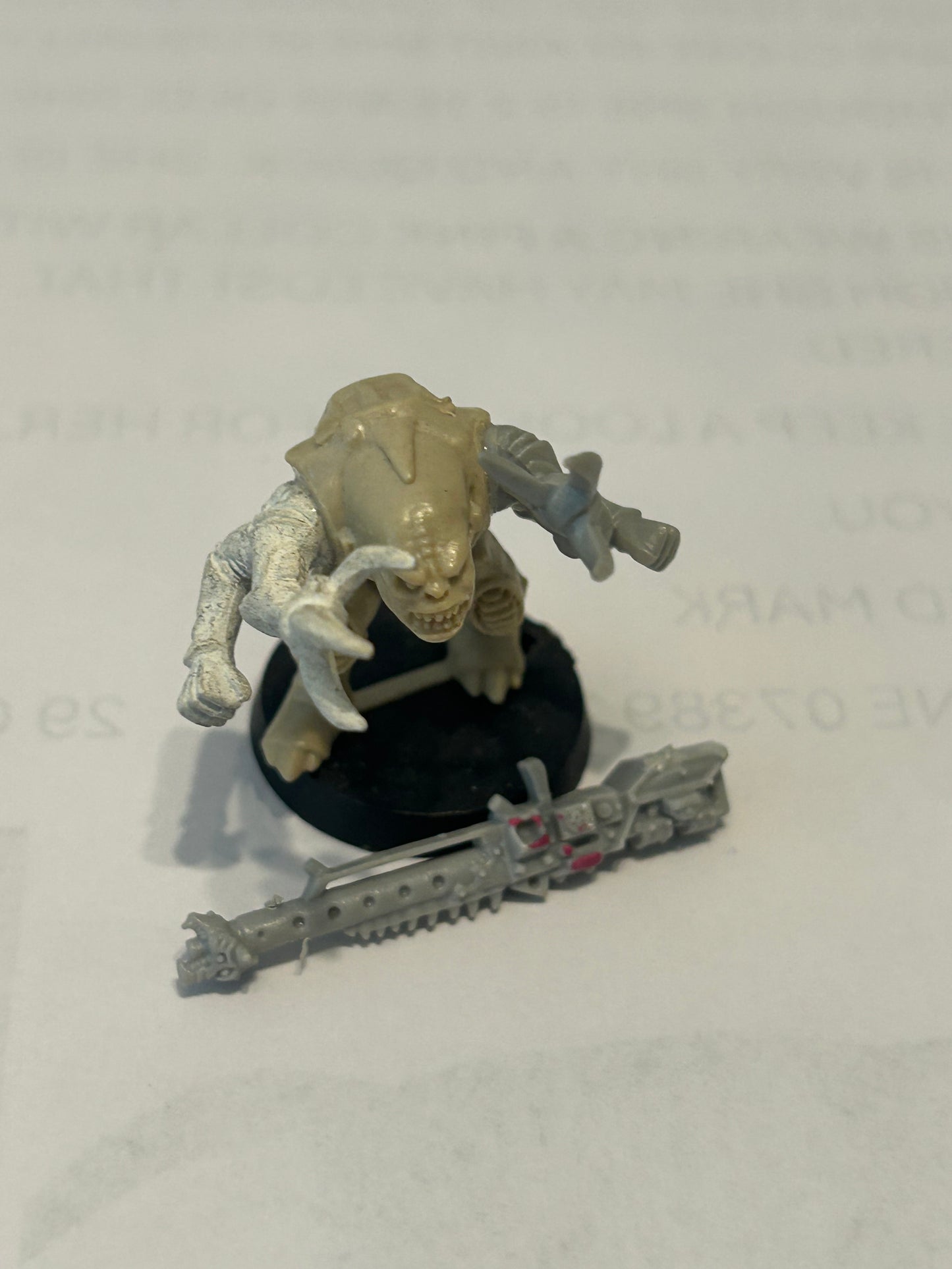 Warhammer 40k/ Rogue Trader Genestealer hybrid with heavy weapon plastic from space hulk expansion