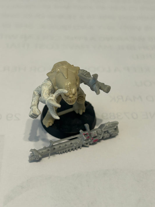 Warhammer 40k/ Rogue Trader Genestealer hybrid with heavy weapon plastic from space hulk expansion