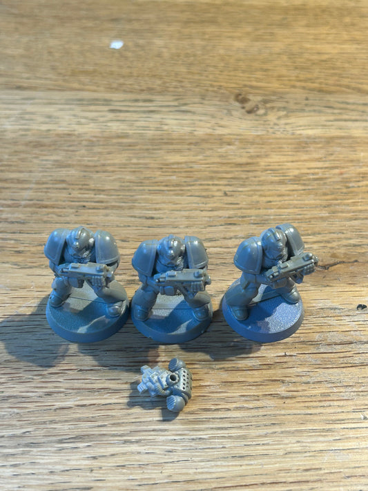 Warhammer 40k space marine with bolter monopose second edition (one back pack has broken off and two are missing)