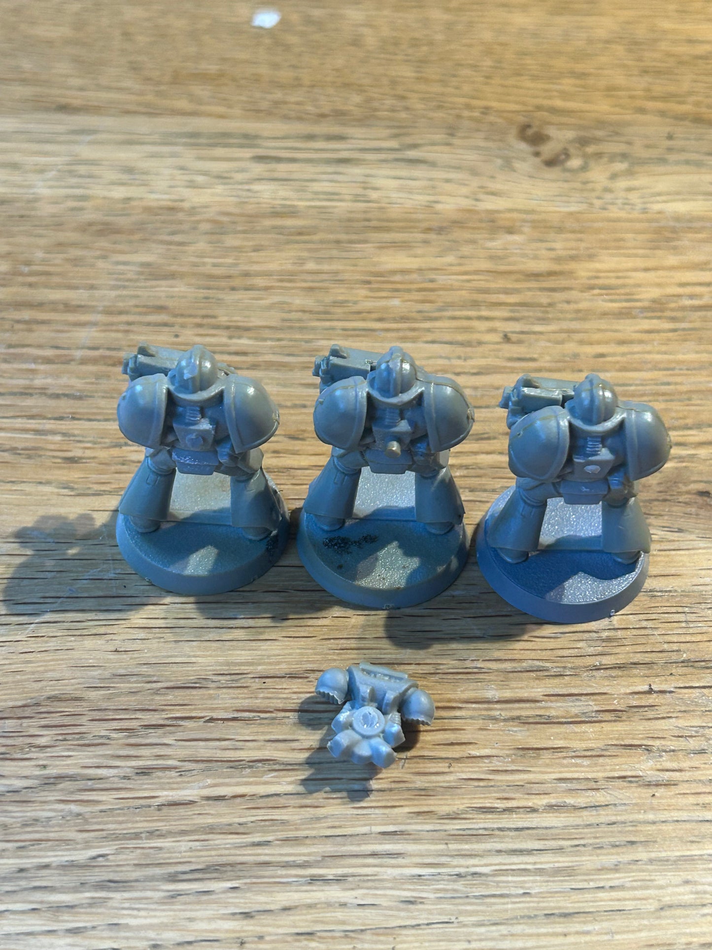 Warhammer 40k space marine with bolter monopose second edition (one back pack has broken off and two are missing)