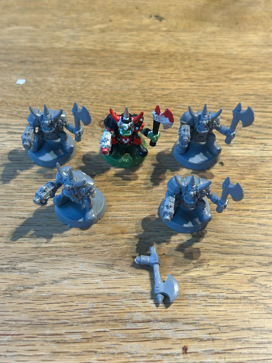 Warhammer 40k plastic monopose goff boyz x 5 (one is broken at the arm)