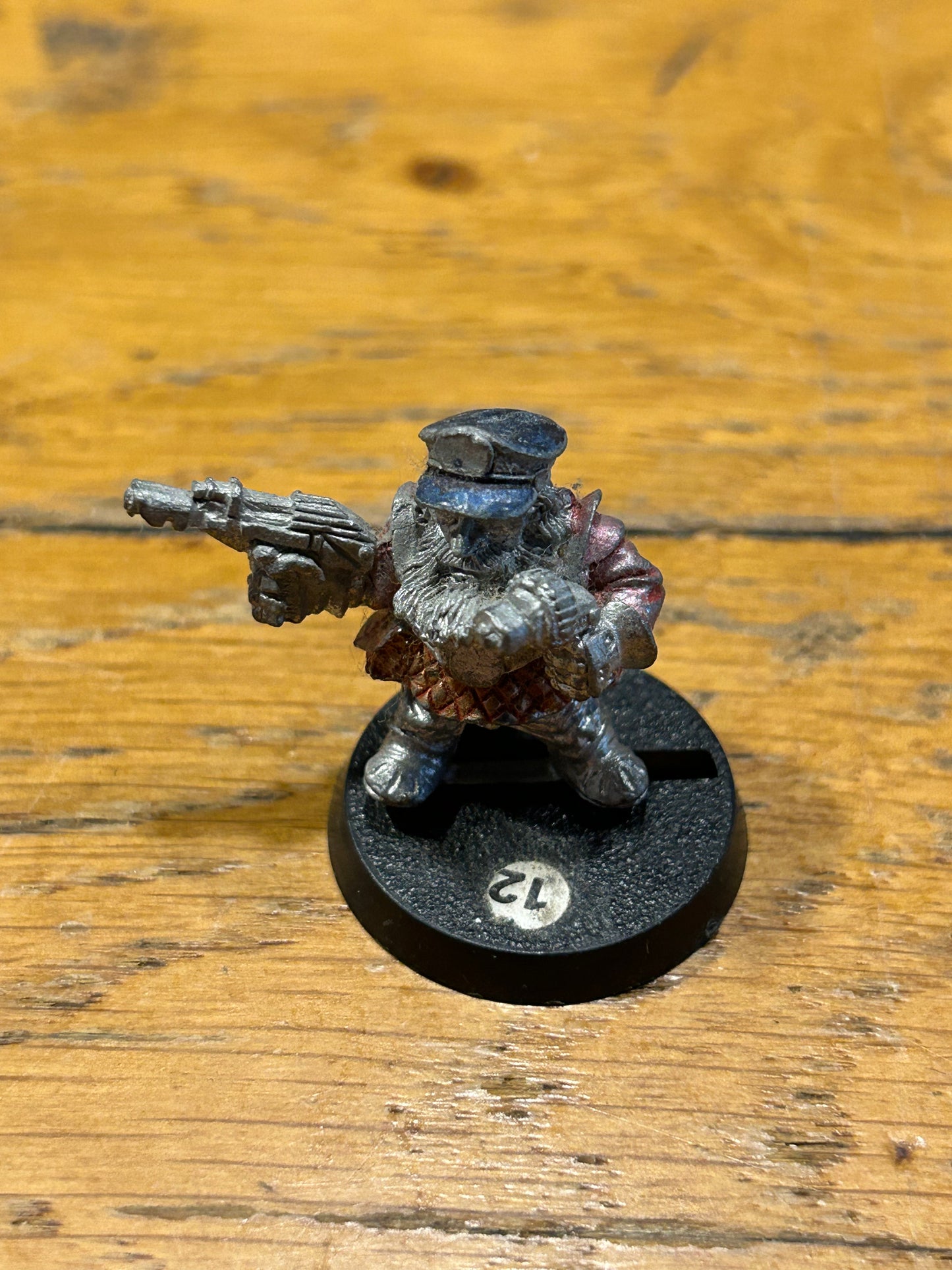 Warhammer 40k Rogue Trader squat wirh dual pistols iron claw