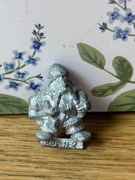 Warhammer fantasy dwarfs bugman’s rangers dwarf trooper (metal has darkened a bit)