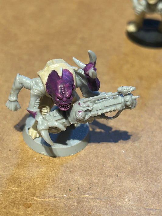 Warhammer 40k/ Rogue Trader Genestealer hybrid with heavy weapon plastic from space hulk expansion