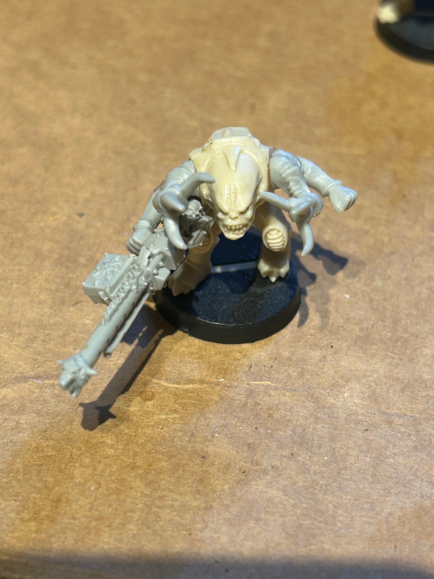 Warhammer 40k/ Rogue Trader Genestealer hybrid with heavy weapon plastic from space hulk expansion
