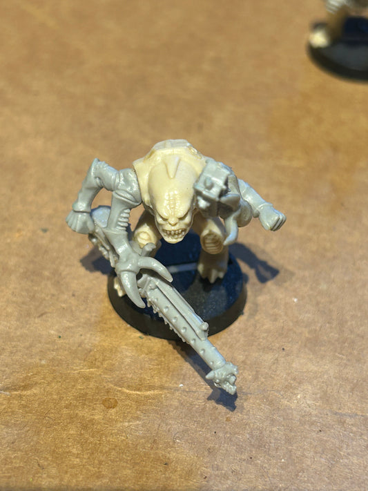 Warhammer 40k/ Rogue Trader Genestealer hybrid with heavy weapon plastic from space hulk expansion