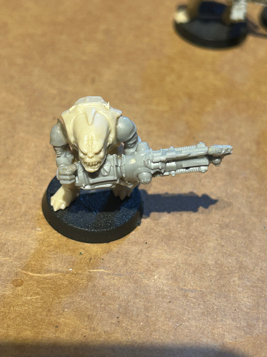 Warhammer 40k/ Rogue Trader Genestealer hybrid with heavy weapon plastic from space hulk expansion