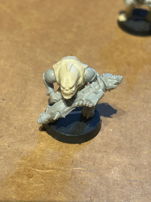 Warhammer 40k/ Rogue Trader Genestealer hybrid with heavy weapon plastic from space hulk expansion
