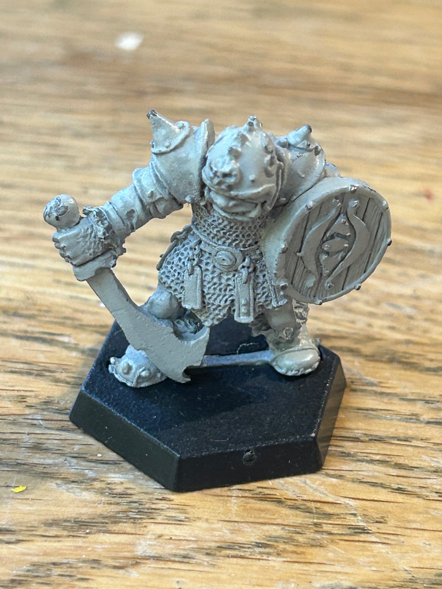 ME44 Uruk-hai LOTR citadel games workshop Gw With Sword and shield Middle-earth Oldhammer