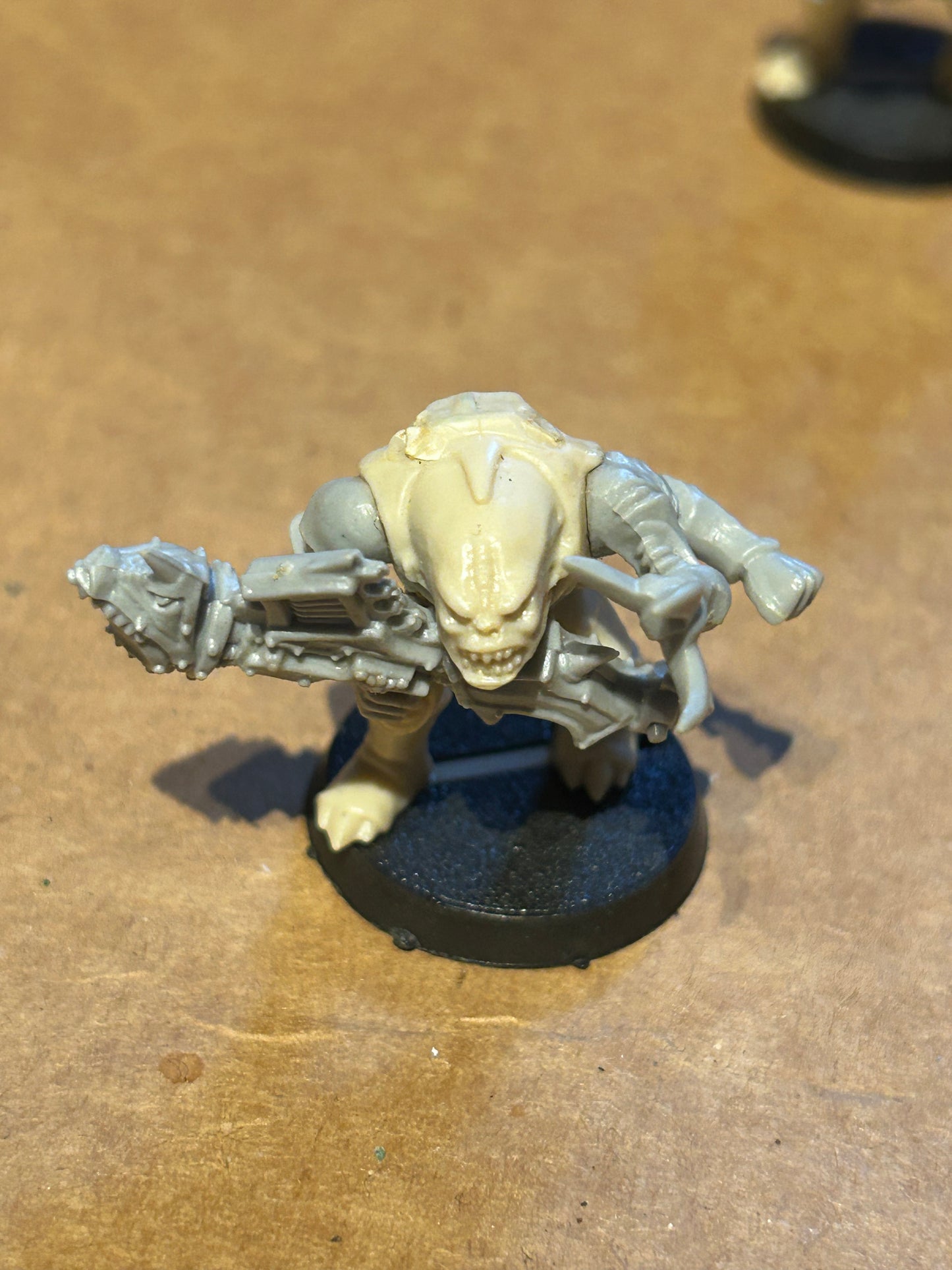 Warhammer 40k/ Rogue Trader Genestealer hybrid with heavy weapon plastic from space hulk expansion