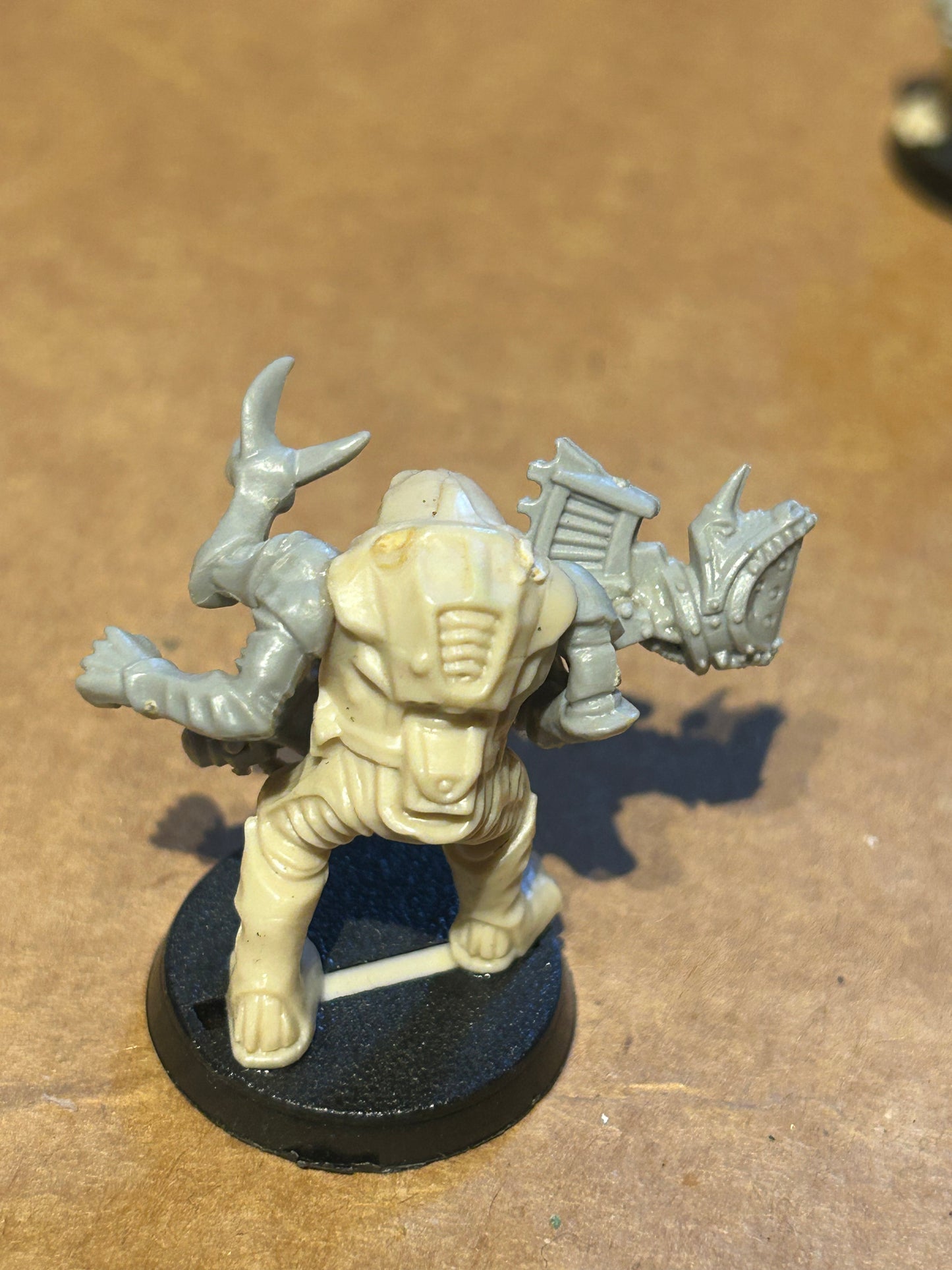 Warhammer 40k/ Rogue Trader Genestealer hybrid with heavy weapon plastic from space hulk expansion
