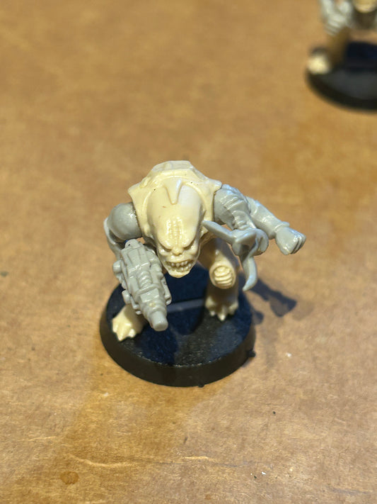 Warhammer 40k/ Rogue Trader Genestealer hybrid with bolt gun  plastic from space hulk expansion