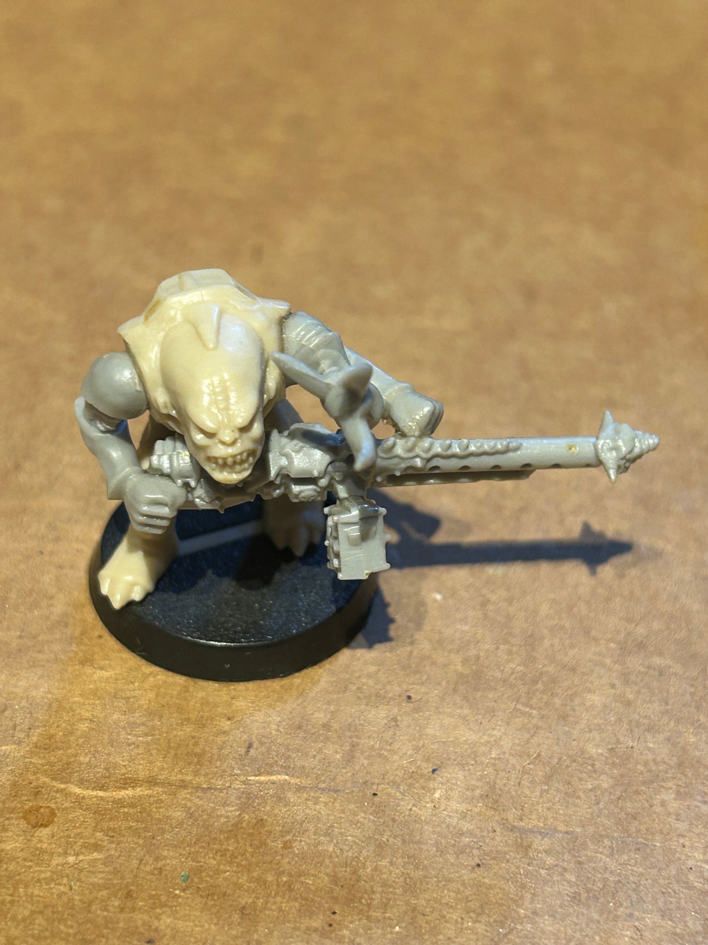 Warhammer 40k/ Rogue Trader Genestealer hybrid with heavy weapon plastic from space hulk expansion