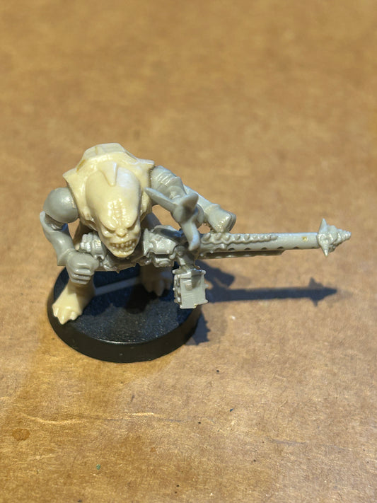 Warhammer 40k/ Rogue Trader Genestealer hybrid with heavy weapon plastic from space hulk expansion
