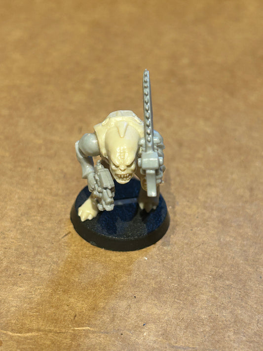 Warhammer 40k/ Rogue Trader Genestealer hybrid with bolt pistol and sword  plastic from space hulk expansion