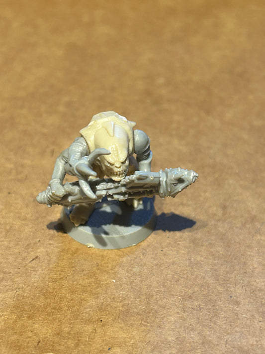 Warhammer 40k/ Rogue Trader Genestealer hybrid with heavy weapon plastic from space hulk expansion