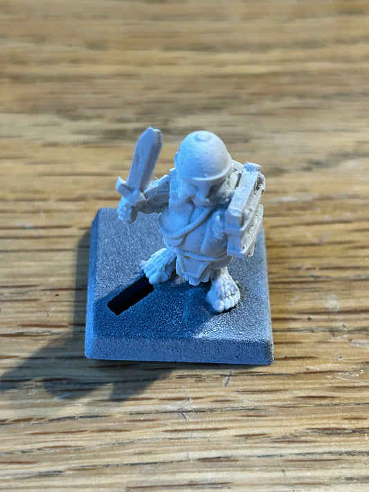 Maxi mini halfling with sword and shield