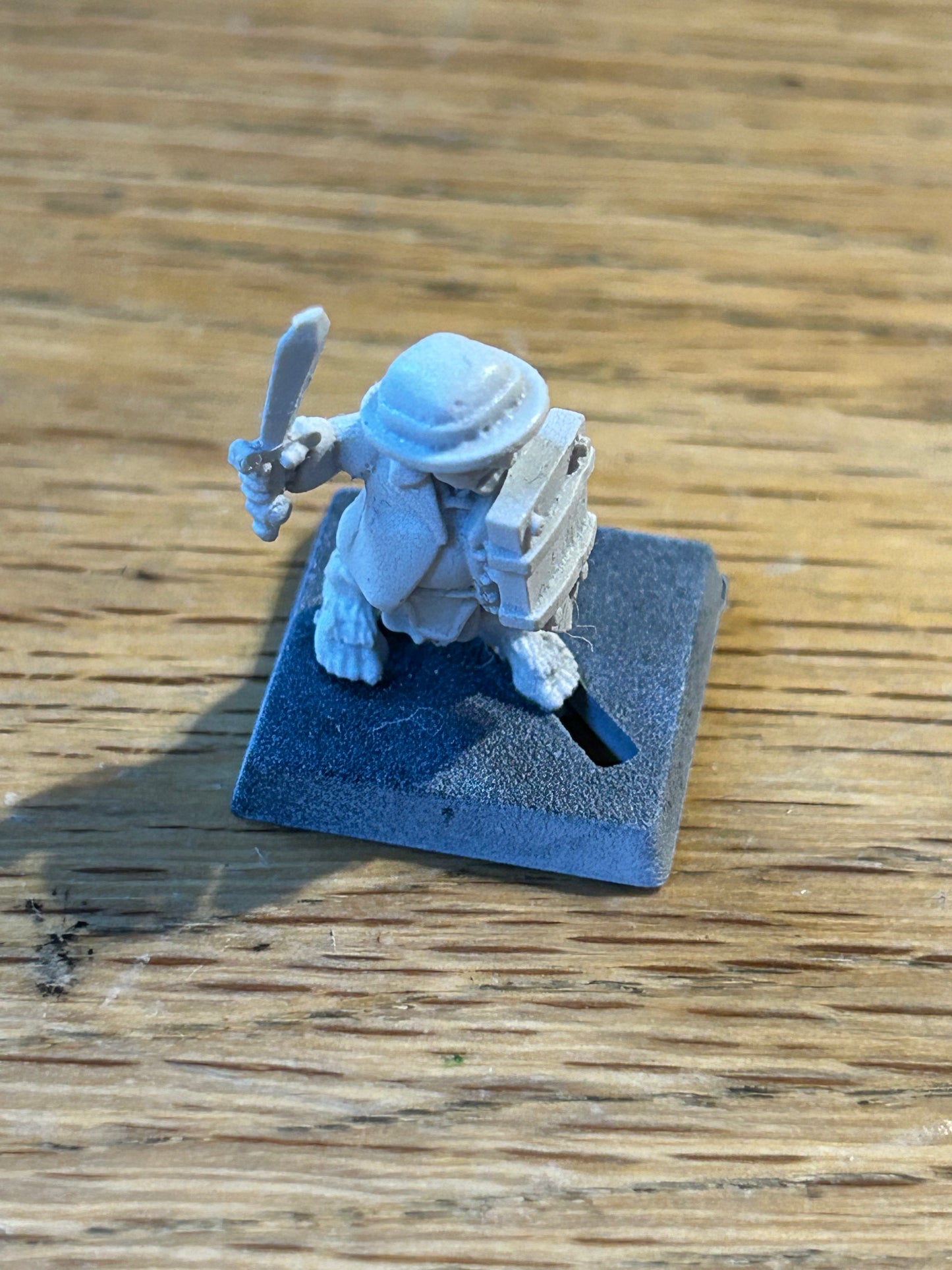 Maxi mini halfling with sword and shield