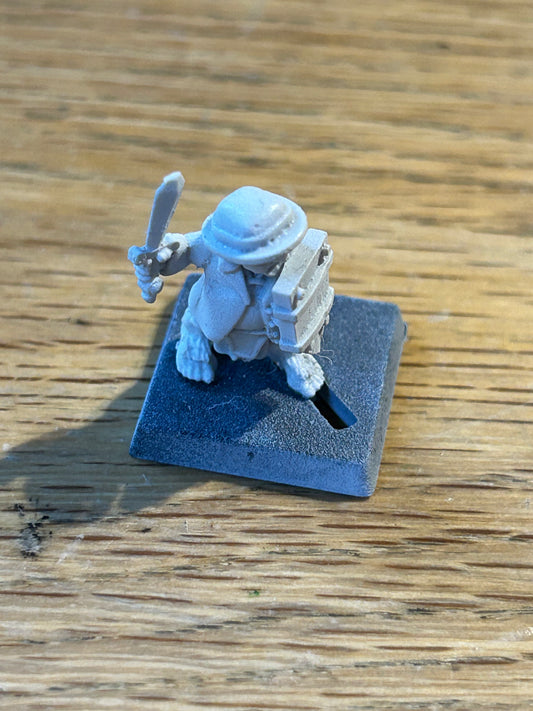 Maxi mini halfling with sword and shield