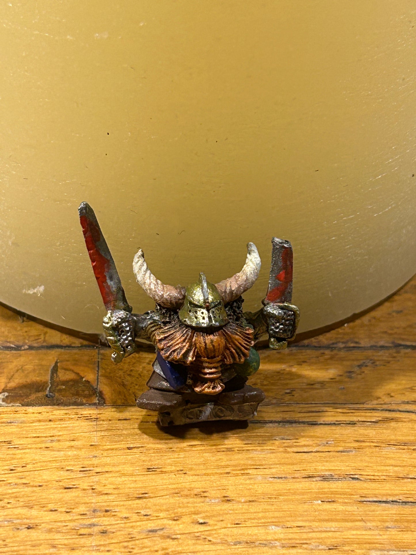 Warhammer Chaos Dwarf CD 10
Horned Helmet, w. Two Swords & Shield Marauder Realm Of Dwarves Metal