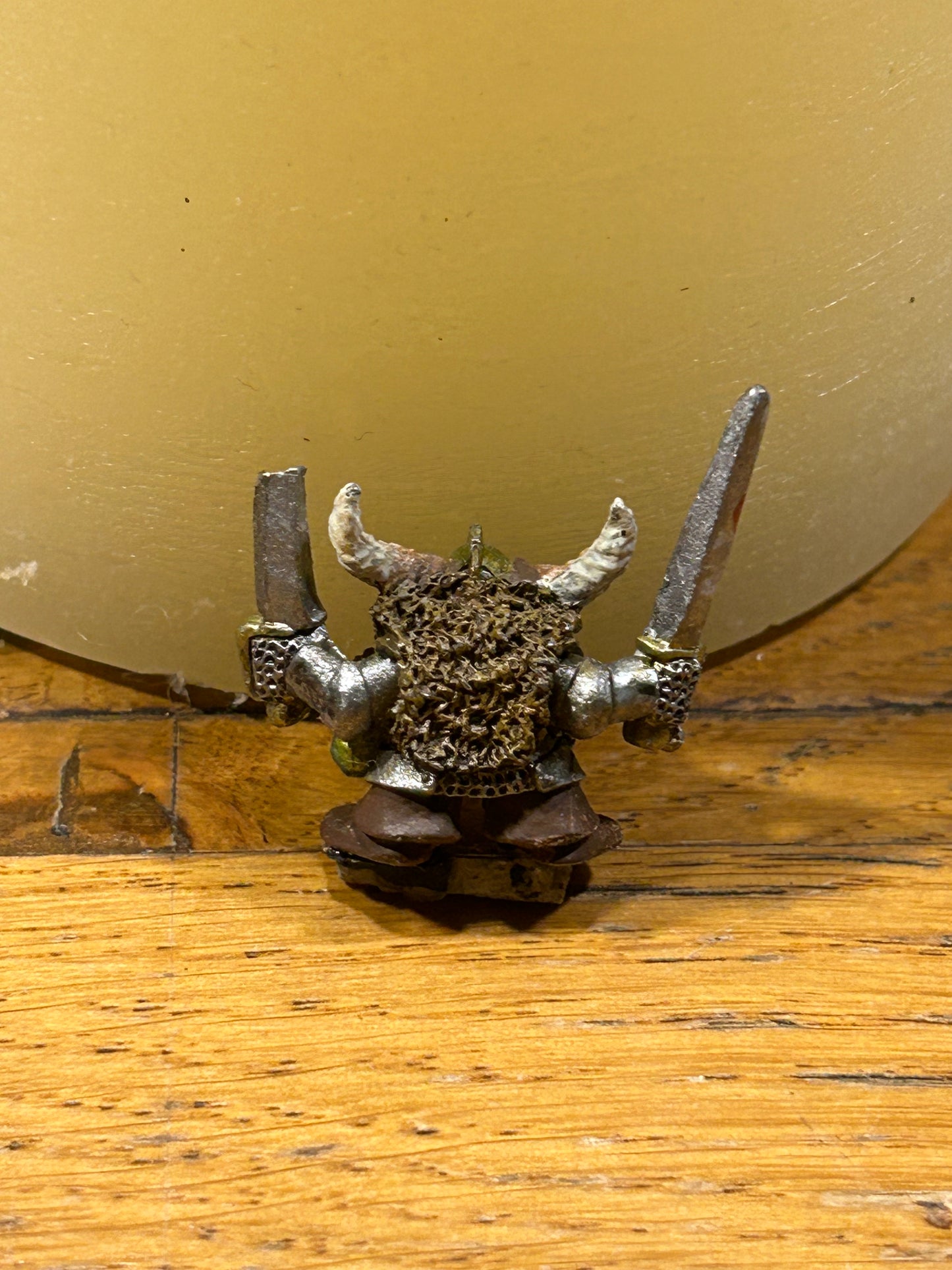 Warhammer Chaos Dwarf CD 10
Horned Helmet, w. Two Swords & Shield Marauder Realm Of Dwarves Metal