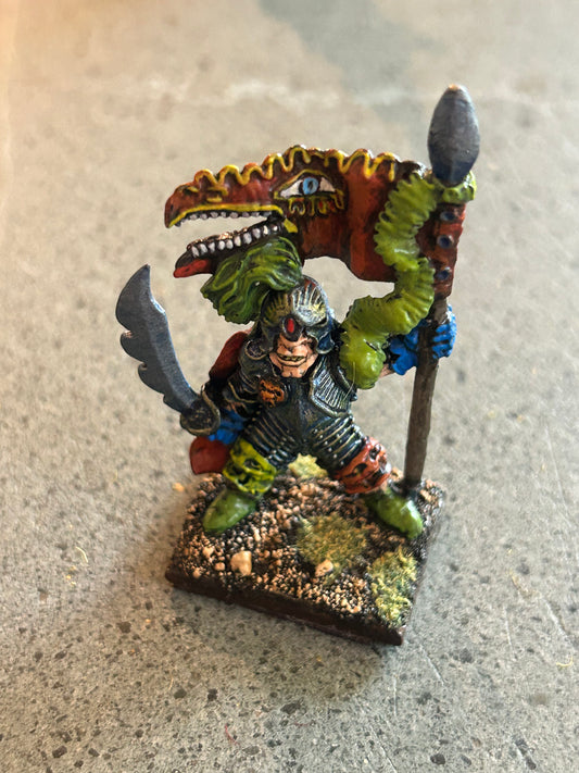Essex miniatures chaos warrior Bob Olley Q112 Chaos Warrior: Leader / Standard Bearer in Plate Armour, with Plumed Helmet Cloack & Two Handed Sword