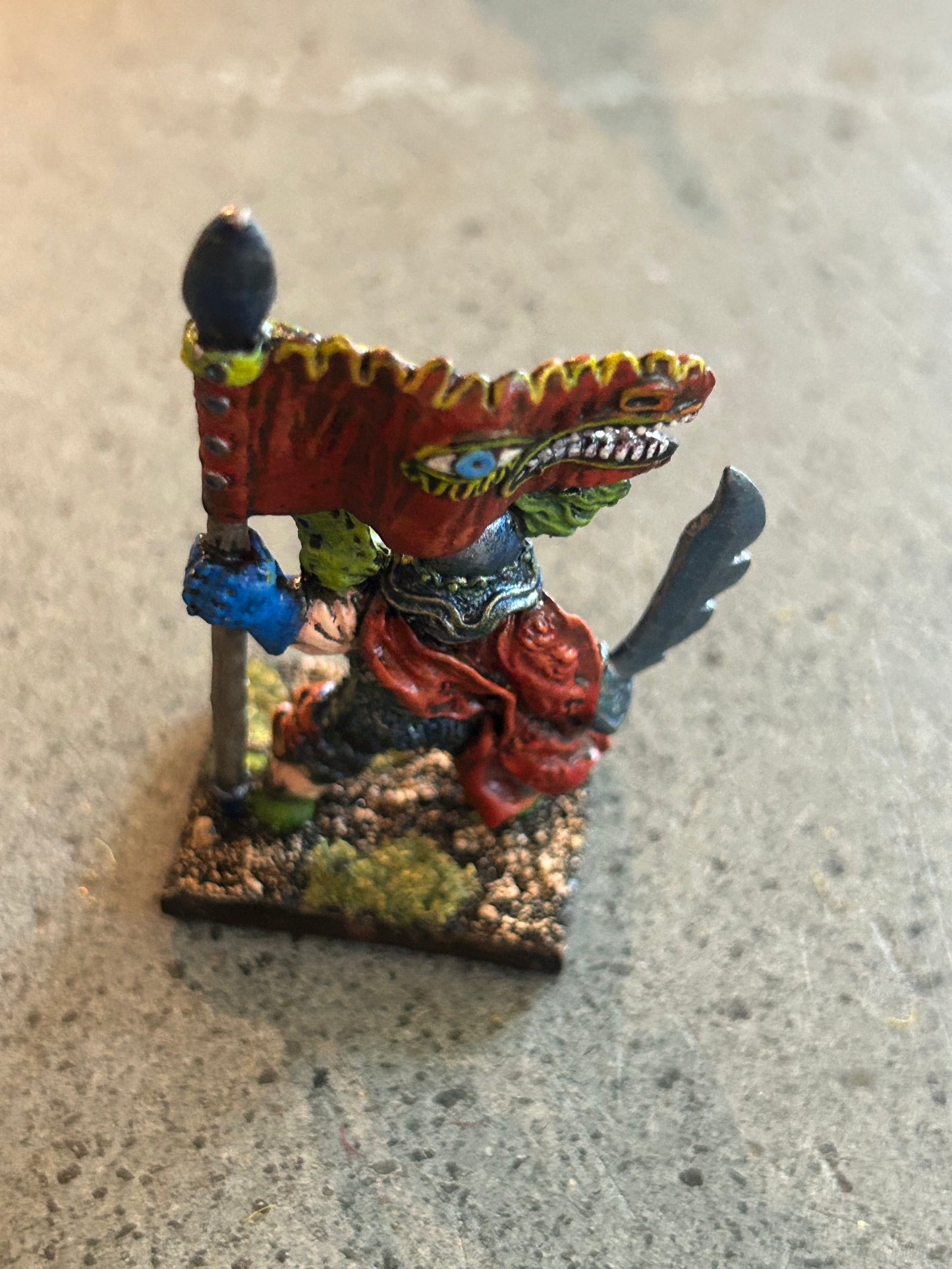 Essex miniatures chaos warrior Bob Olley Q112 Chaos Warrior: Leader / Standard Bearer in Plate Armour, with Plumed Helmet Cloack & Two Handed Sword