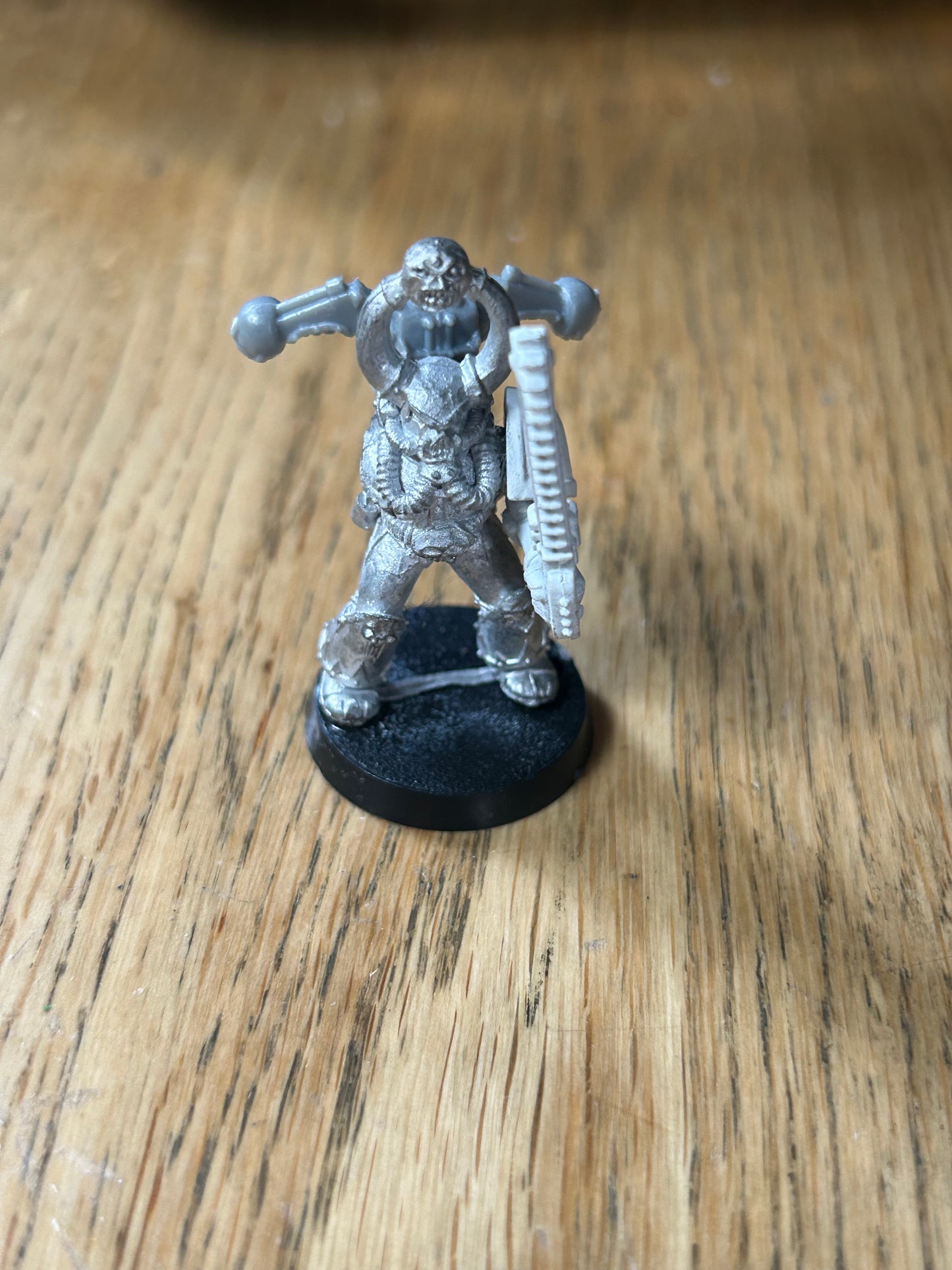 Warhammer 40k metal chaos space marine (missing one plastic arm)