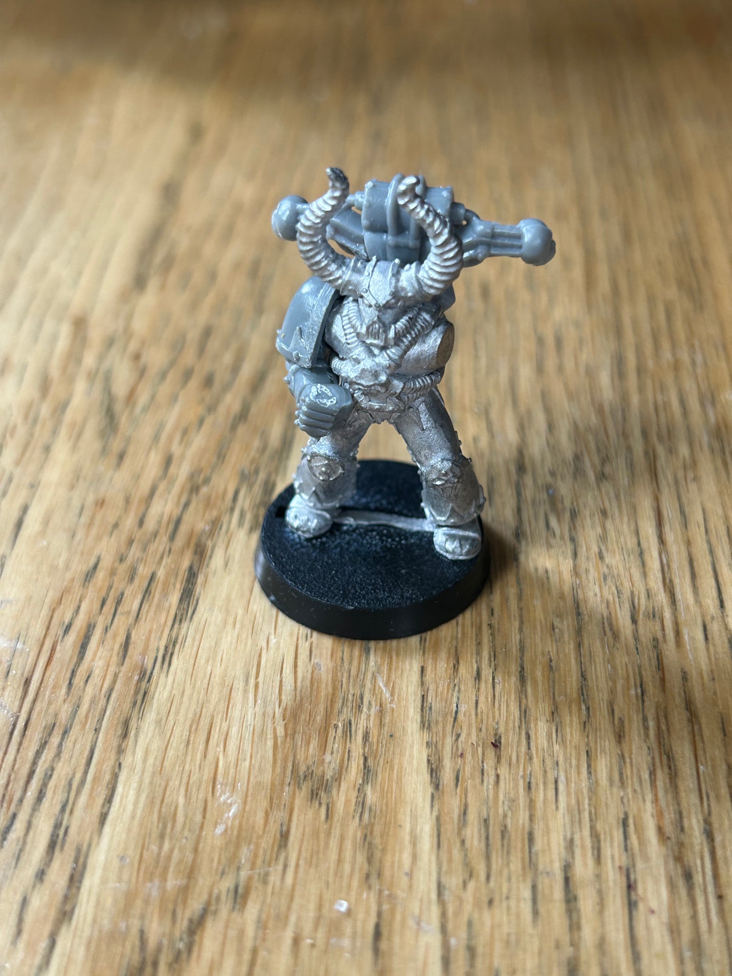 Warhammer 40k metal chaos space marine (missing one plastic arm)