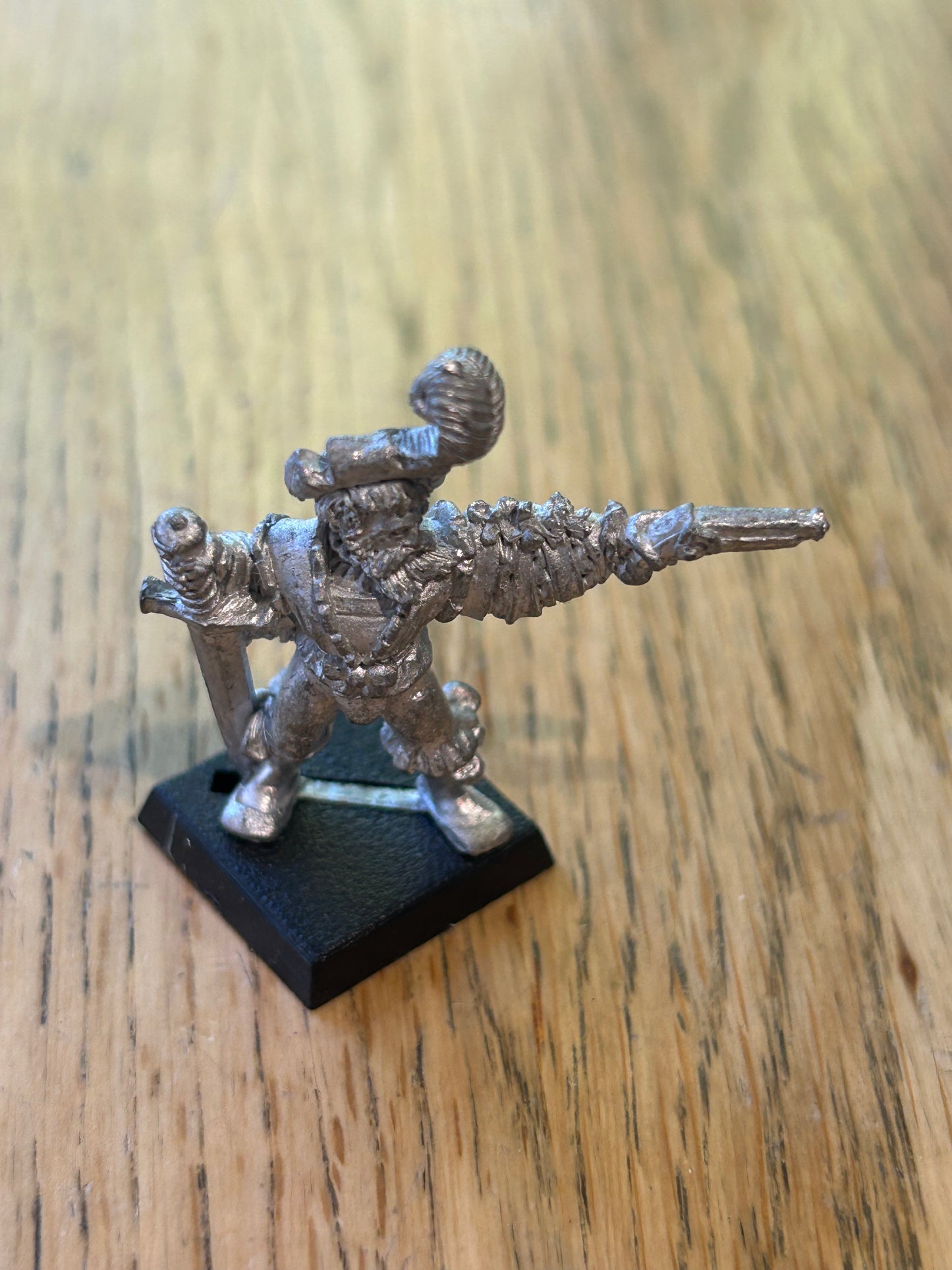 CITADEL WARHAMMER OOP EMPIRE CAPTAIN HERO  with pistol Oldhammer metal