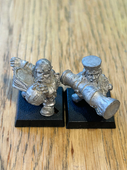 Warhammer fantasy  Dwarf Flamethrower Team (no barrel, metal has darkened and loader has a bit of brown rust/dirt in recesses).