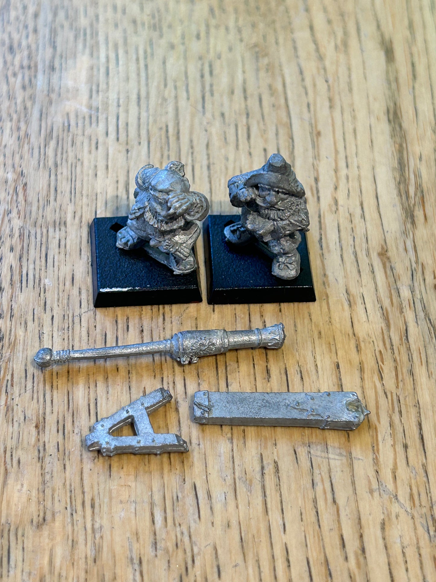 Citadel GW Marauder Dwarf Swivel Gun and crew MM14 1980s (metal has darkened a bit)