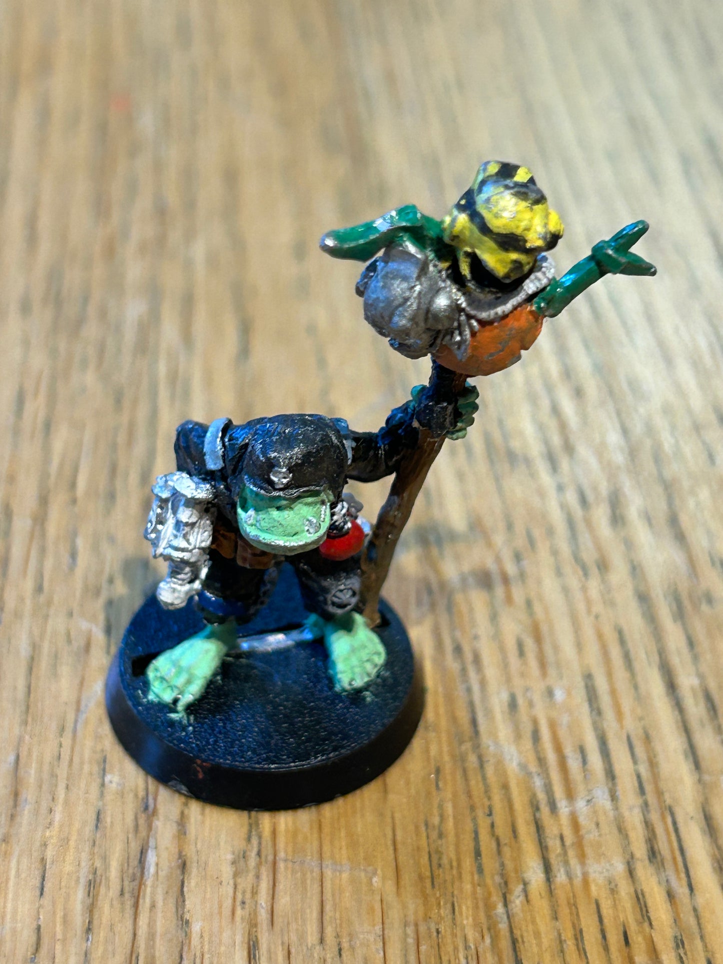 RT202 Space Ork Command Standard Bearer Ringlug Metal 40k Rogue Trader