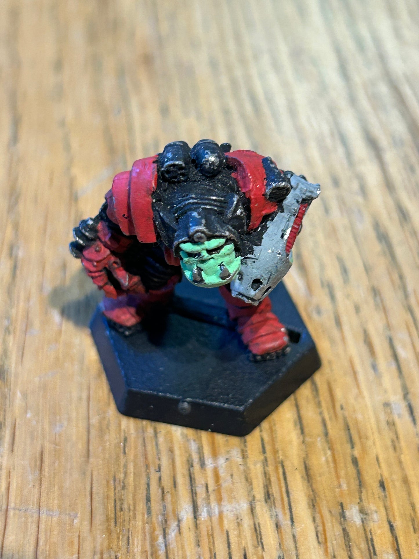 Warhammer 40k rogue trader ork commander with power arm and plasma pistol RT202 (03)
Kaptin Shugbag