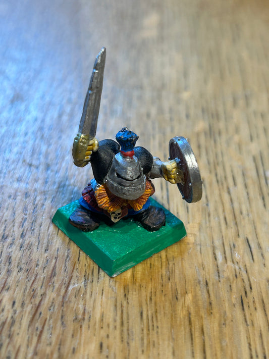 Warhammer fantasy marauder miniatures chaos dwarfs CD 18
Plumed Helmet, w. Sword & Shield
(MM90/5c)