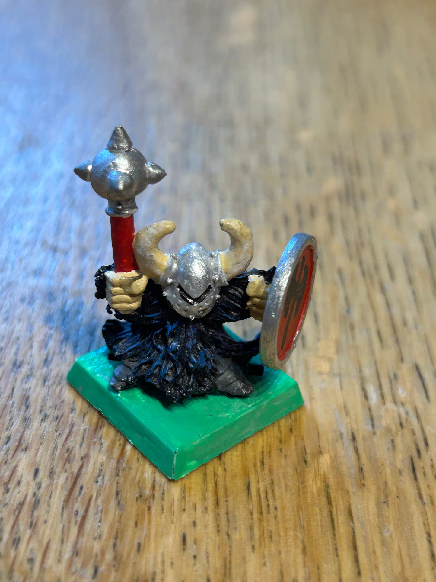 Warhammer fantasy marauder miniatures chaos dwarfs CD 17
Horned Helmet, w. Mace
(MM90/5a)