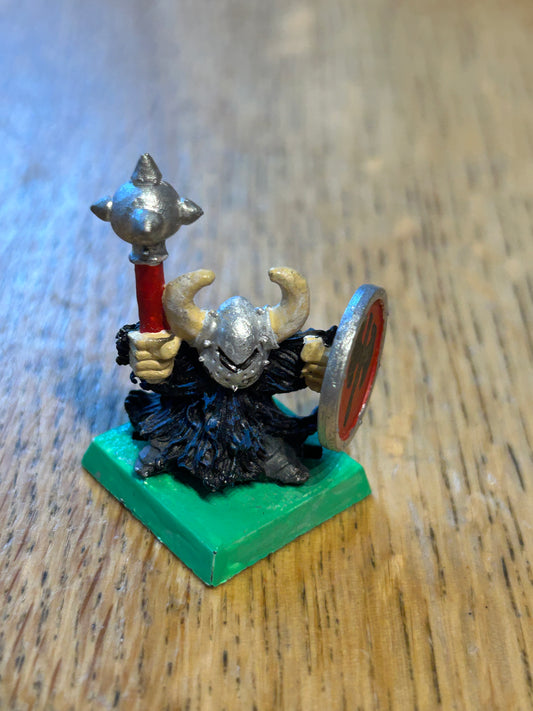 Warhammer fantasy marauder miniatures chaos dwarfs CD 17
Horned Helmet, w. Mace
(MM90/5a)