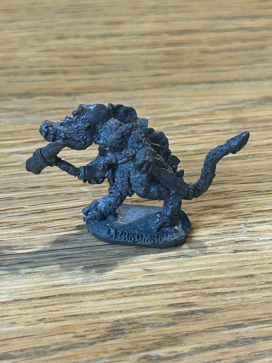 Games Workshop Citadel C19 (2C-05)
w. Axe & Dagger Lizardmen pre slotta Metal Warhammer 1984 RARE