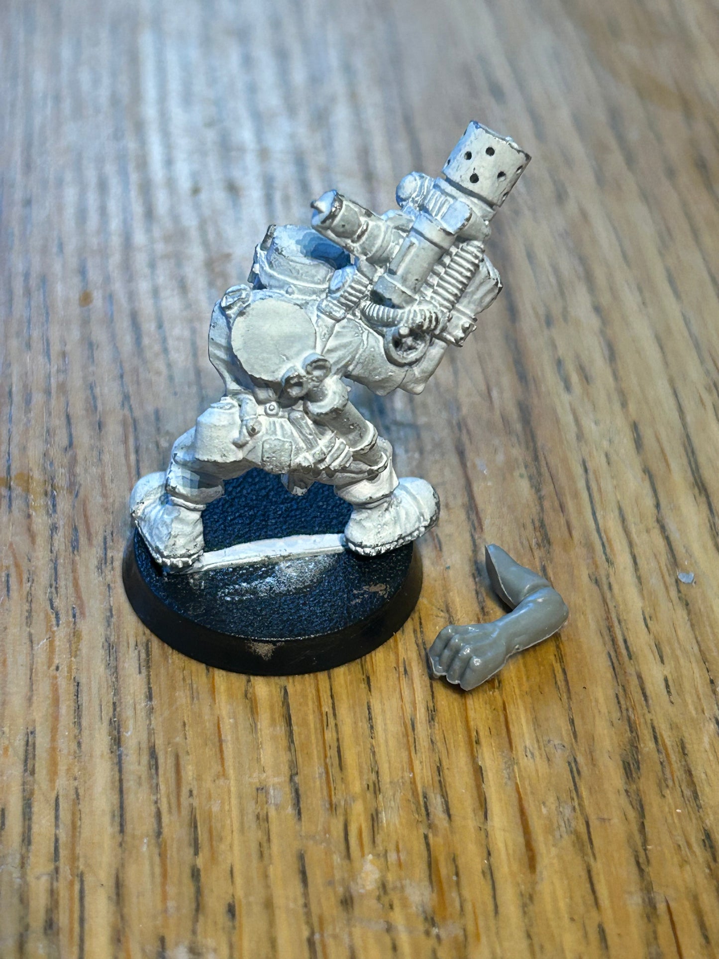 Warhammer 40k Ork Mek Boy with Kustom weapon