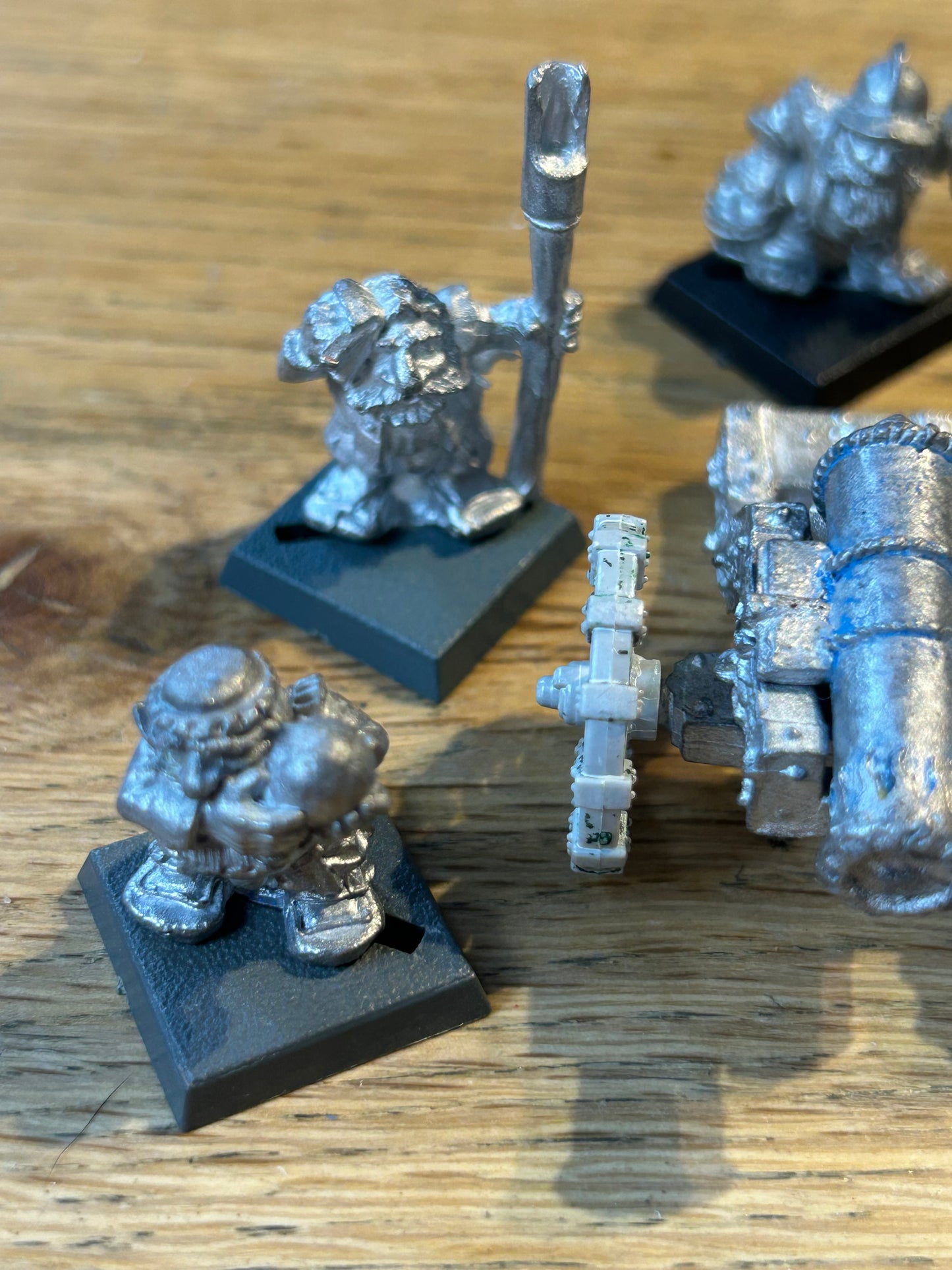 Warhammer fantasy marauder dwarf cannon / siege gun MM13 (missing the stool and three crewman have been stripped) has the later plastic wheels