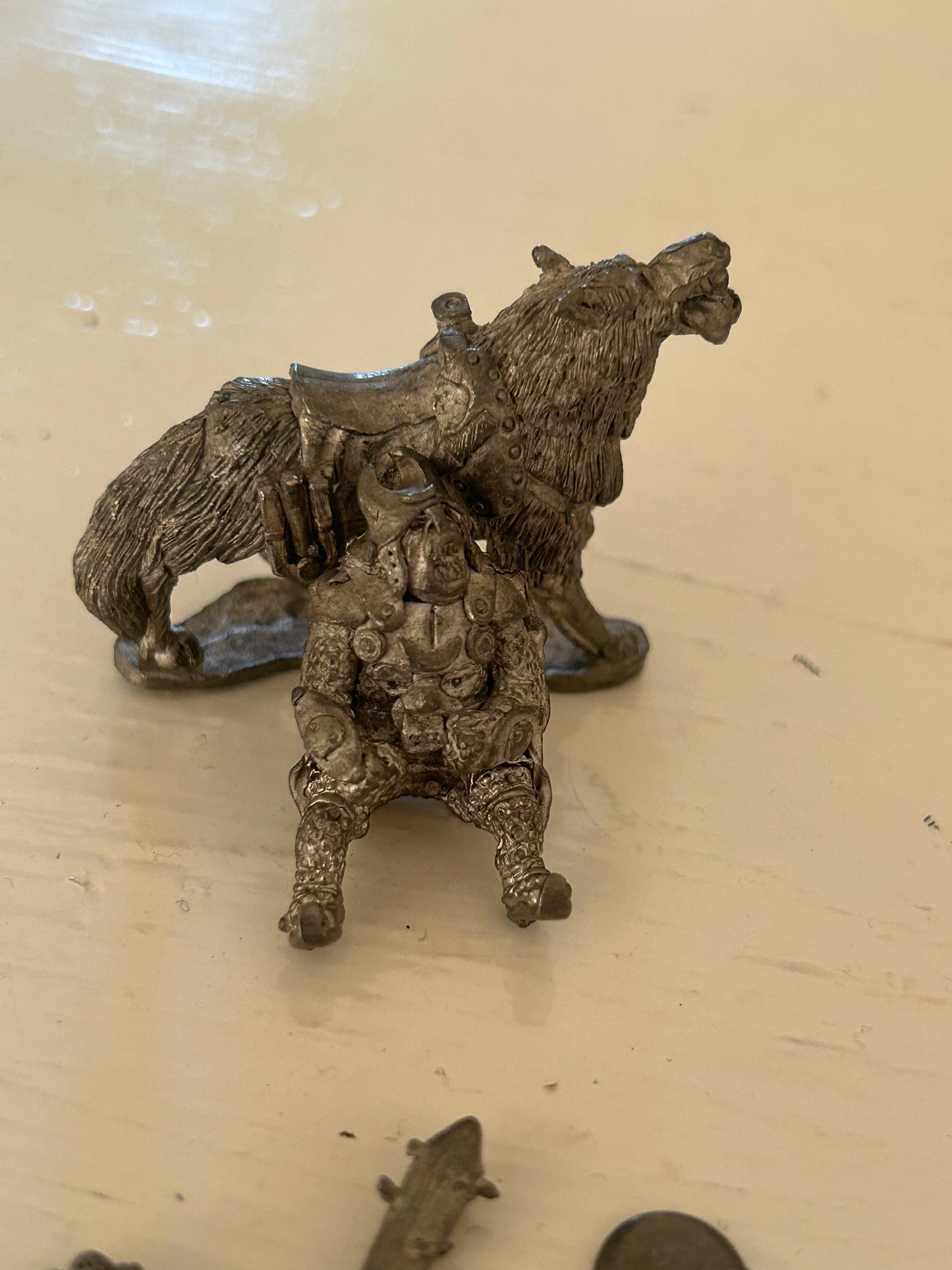 Chronicle miniatures CM22A
Orc General On Giant Warwolf (2 weapon options and shield but back banner is broken)