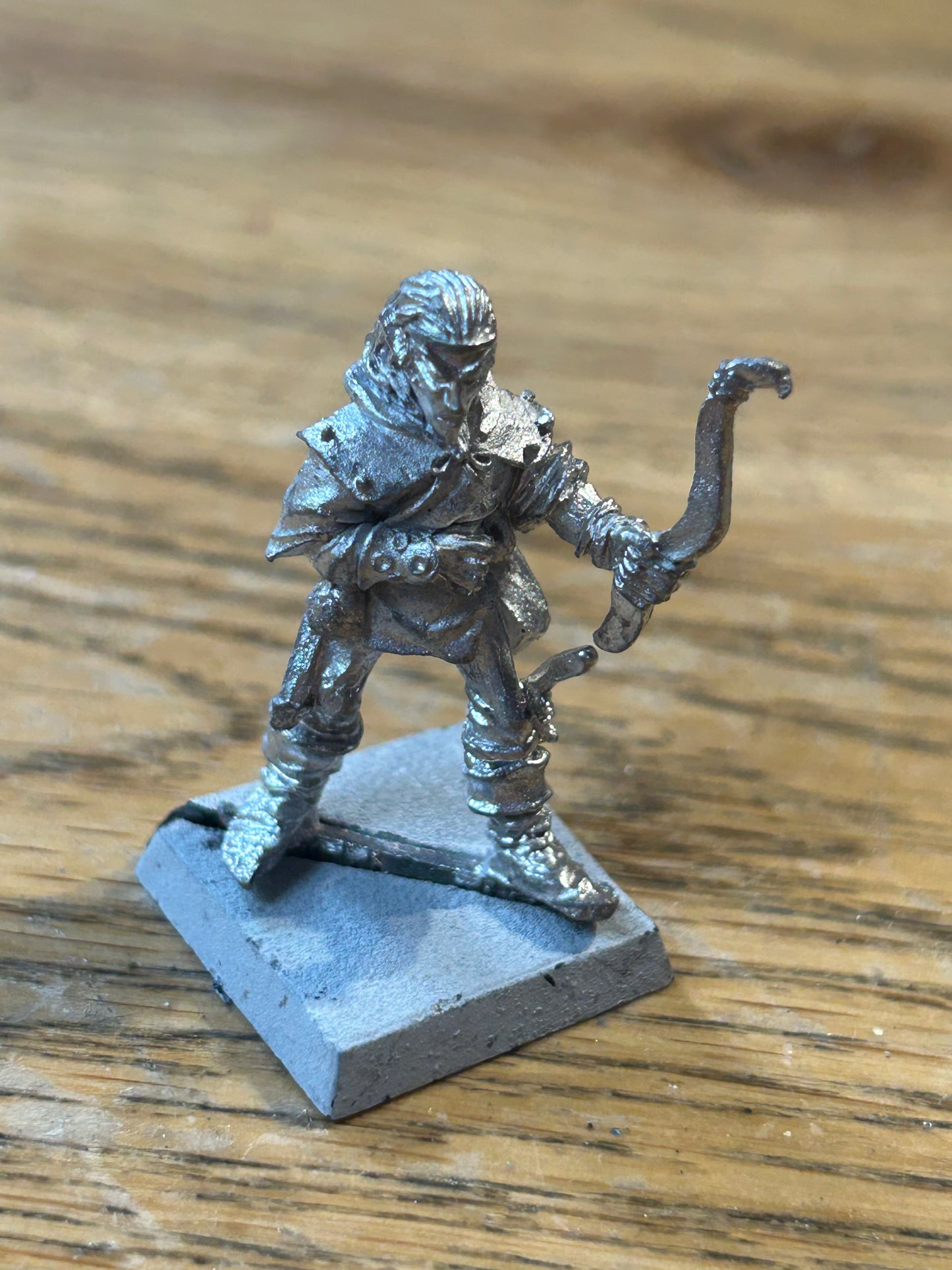 Warhammer Fantasy old world wood elf archer with bow (slight golden brown patina to metal due to storage)