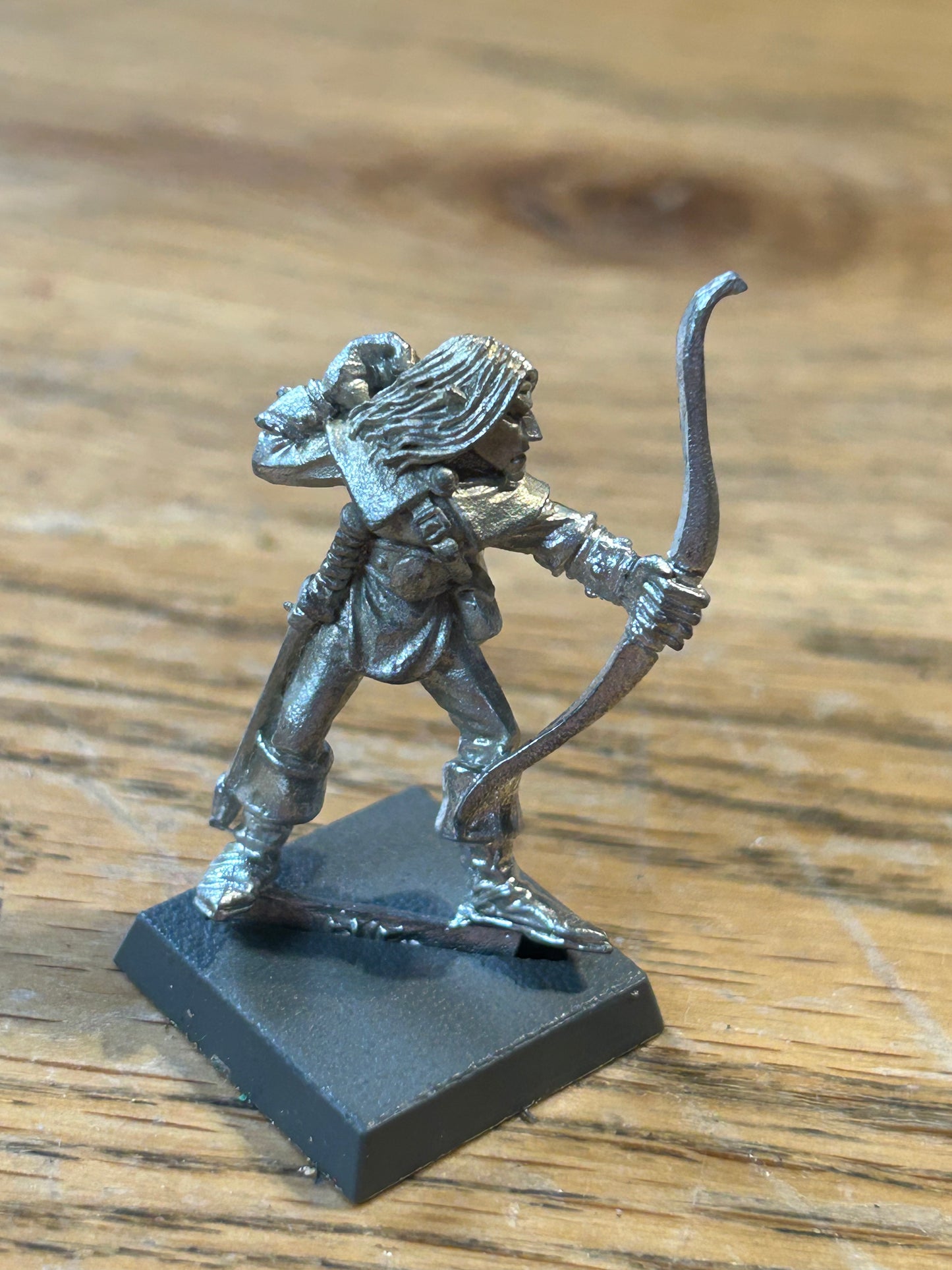 Warhammer Fantasy old world wood elf archer with bow (has a golden brown patina from bad storage)