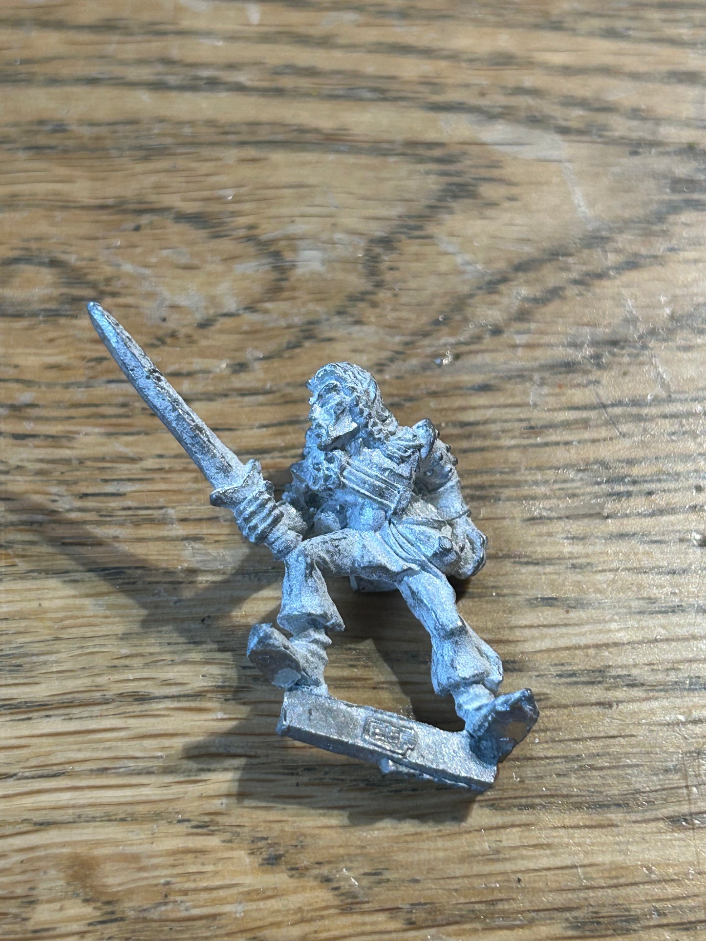 Warhammer Fantasy old world wood elf scout with sword (white undercoat)