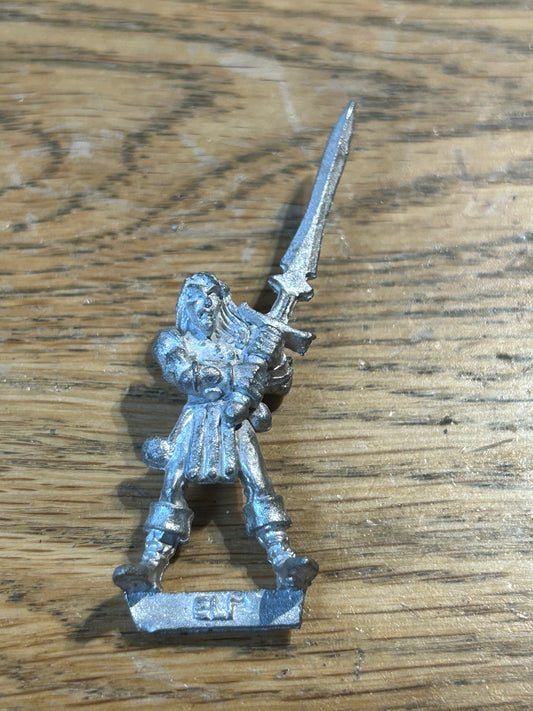 Warhammer Fantasy old world wood elf  wardancer with double handed sword Kaer