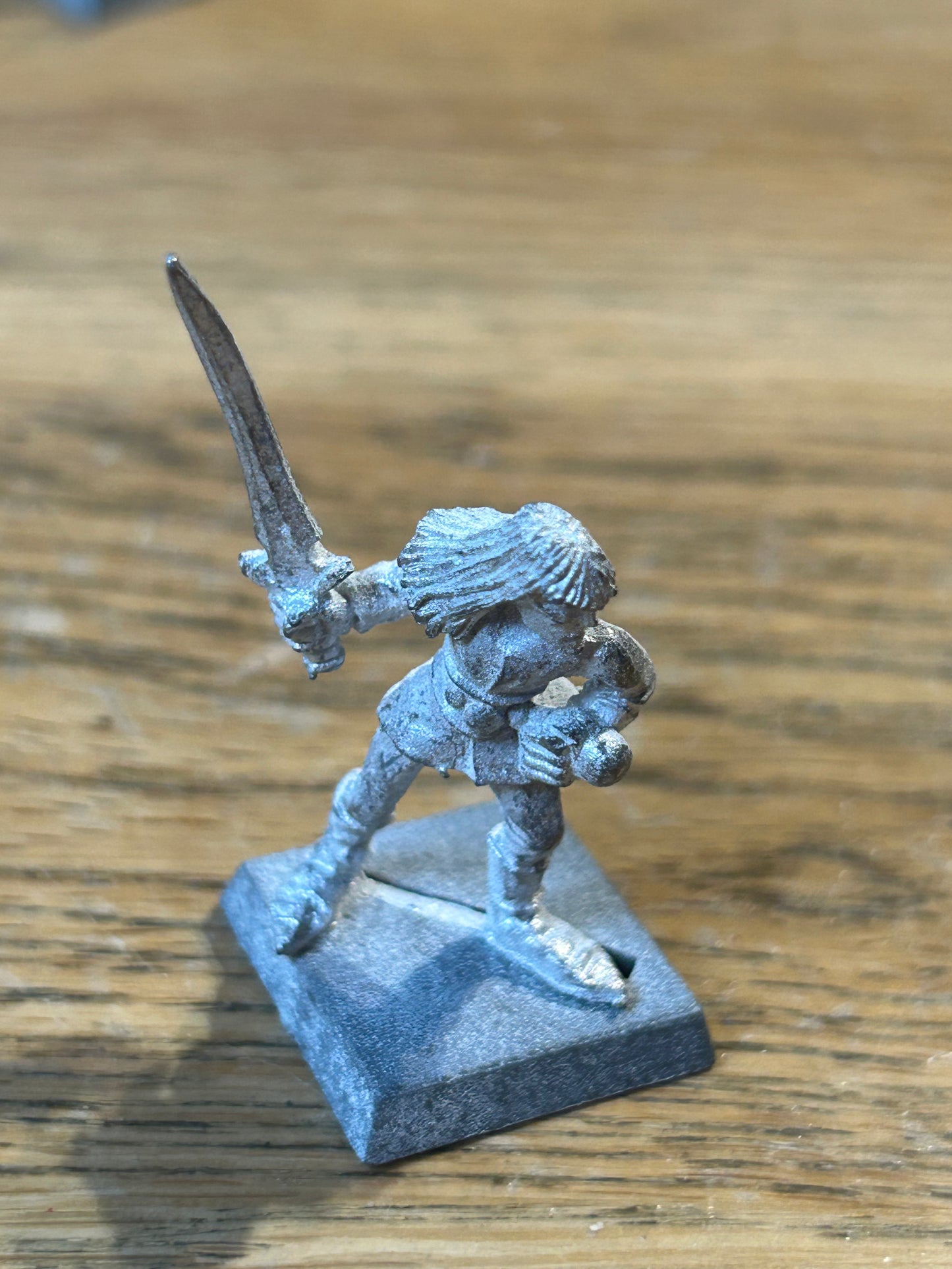 Warhammer Fantasy old world wood elf ELF1 warrior (06) Babd with sword (white undercoat)